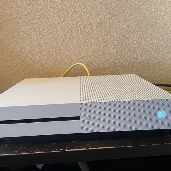 Xbox 1 S - Picture 3 of 3